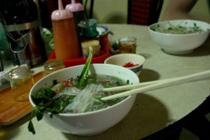 Problèmes d’expatriés. Adaptation à la culture en essayant la nourriture locale- Dalat, Vietnam.